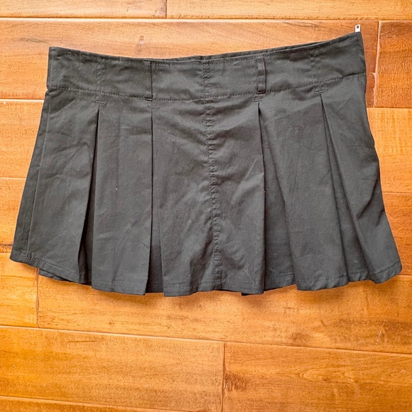 NWT Charlotte Russe Black Pleated Skort Sz S - Y2K Trendsetter - Picture 4 of 13